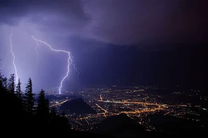 Đi leo núi gặp giông lốc, ba người tử vong vì bị sét đánh