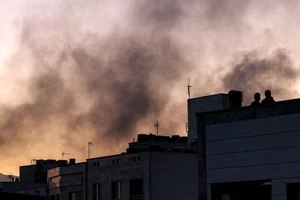 Iran đánh rát Israel, Mỹ tăng áp lực