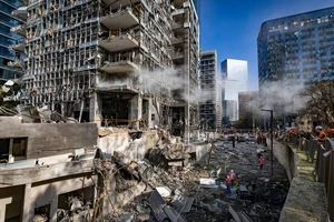 Israel cảnh báo sơ tán dân Iran, chuẩn bị đánh mạnh; Hezbollah tuyên bố 'không trung lập'