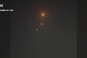 VIDEO: Tên lửa Iran tấn công căn cứ quân sự Mỹ ở Qatar