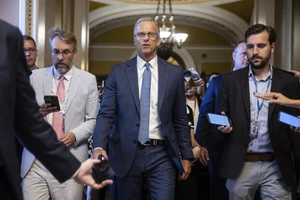 Thượng viện Mỹ thông qua dự luật 'lớn và đẹp' nhờ phiếu quyết định của ông Vance