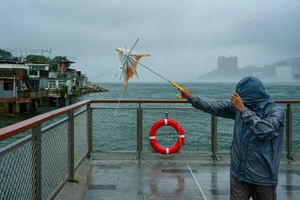 Bão Wipha áp sát, Hong Kong phát cảnh báo cấp cao nhất 