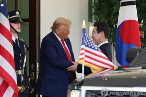 ẢNH-VIDEO: Ông Trump tiếp đón Tổng thống Hàn Quốc, cùng dự thượng đỉnh ở Nhà Trắng