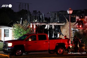 Rúng động xả súng rồi đốt nhà thờ, 12 người thương vong