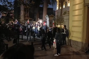 VIDEO: Biểu tình ở Georgia leo thang, đám đông xông vào dinh tổng thống