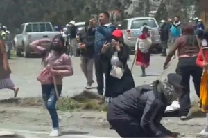 VIDEO: Người biểu tình ném đá vào xe chở Tổng thống Ecuador, nghi có âm mưu ám sát