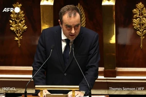 Sóng gió bủa vây chính trường Pháp