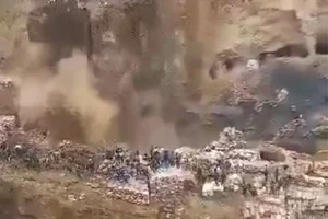 Kinh hoàng cầu sập do quá tải, khả năng tới 70 thợ mỏ thiệt mạng