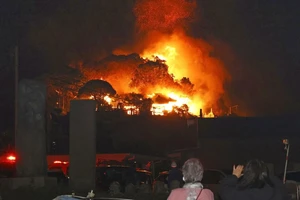 Ảnh: Cháy kinh hoàng thiêu rụi 150 nhà cửa, công trình ở Nhật