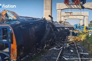 Thương tâm cần cẩu rơi trúng đoàn tàu đang chạy, 22 người thiệt mạng