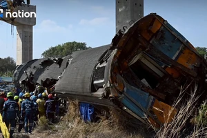 Vụ cần cẩu sập trúng tàu hỏa ở Thái Lan: Gần 100 người thương vong; nhà thầu thi công lên tiếng