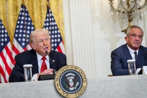 Ông Trump: Hạm đội lớn của Mỹ áp sát Iran