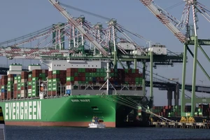 Mỹ ngừng thu thuế đối ứng từ ngày mai, chuyển sang mức thuế toàn cầu 15%