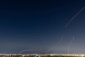 Iran và Hezbollah lần đầu tung đòn phối hợp đánh Israel