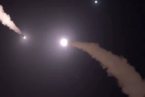 Iran công bố video mở đợt tấn công tên lửa thứ 44 vào Israel cùng loạt căn cứ và Hạm đội 5, cảnh báo binh sĩ Mỹ rút khỏi Trung Đông ngay lập tức