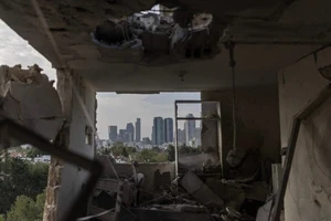 Chiến sự Trung Đông ngày 21: Iran tung đòn thứ 65, lần đầu tên lửa Nasrallah thực chiến; Ông Netanyahu lên tiếng về cáo buộc ‘đánh lừa’ Mỹ 