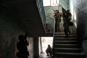 Chiến sự Nga-Ukraine 13-4: Kết thúc ngừng bắn; Nga cảnh báo về hòa đàm Ukraine; Nhóm du kích Atesh nói tập kích bên trong Nga