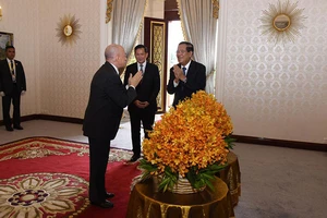 Ông Hun Sen cập nhật sức khỏe Quốc vương Campuchia hậu phẫu thuật ung thư tại Trung Quốc