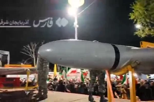 VIDEO: Iran diễu hành 'UAV tự sát' Shahed 136 giữa làn sóng ủng hộ chính phủ