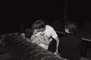 Chùm ảnh: Chuyện sinh, tử và nụ hôn đầu bên chiến tuyến Ukraine