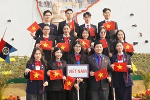 Đoàn đại biểu Thanh niên Việt Nam chụp lưu niệm tại Tổng Đội Thiếu Sinh quân Ấn Độ. Ảnh: HUỲNH ĐỨC