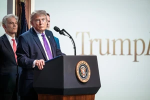 Chiến sự Trung Đông ngày 82: Ông Trump đề cập thời điểm tấn công; Ngoại trưởng Iran cảnh báo ‘bất ngờ’; Ông Vance nói về nội bộ lãnh đạo Iran và rối rắm đàm phán