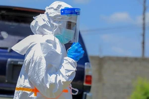 Ebola lây lan đáng ngại, WHO chạy đua tìm vaccine và thuốc điều trị