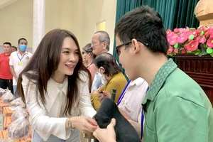 Ca sĩ Mỹ Tâm ủng hộ 300 triệu đồng mang ‘Tết nhân ái’ đến với 450 hoàn cảnh khó khăn