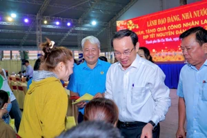 Bí thư Thành ủy TP.HCM thăm và chúc Tết người lao động có hoàn cảnh khó khăn