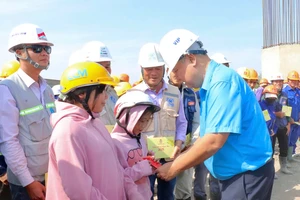 200 phần quà Tết ấm áp đến tay công nhân đường Vành đai 3 TP.HCM