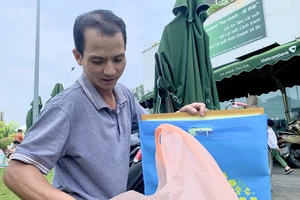 Doanh nghiệp hỗ trợ vé xe cho người lao động trở lại làm việc sau Tết