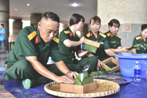 Sôi nổi hội thi gói và nấu bánh chưng đón Giỗ Tổ Hùng Vương