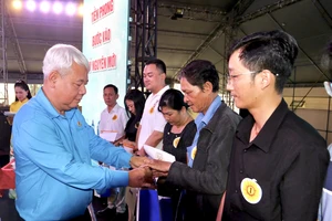 Trao 205 phần quà đến người lao động có hoàn cảnh khó khăn