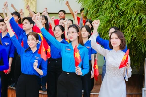 Trang nghiêm, xúc động lễ chào cờ 'Tôi yêu Tổ quốc tôi'