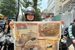 Giới trẻ háo hức xếp hàng nhận phụ san đặc biệt của báo Nhân Dân