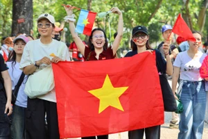 Hàng ngàn người dân rạng rỡ trong ngày kỷ niệm Giải phóng miền Nam, thống nhất đất nước