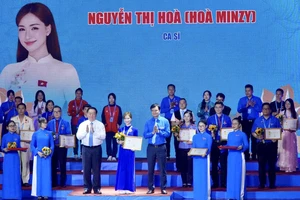 Hòa Minzy được tuyên dương thanh niên tiên tiến làm theo lời Bác