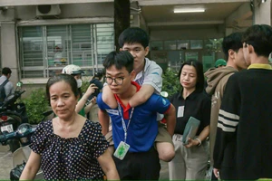 Tình nguyện viên tiếp sức các thí sinh thi tốt nghiệp THPT: Những hình ảnh cảm động