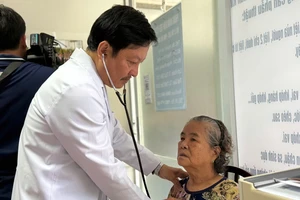 TP.HCM: Khám, cấp thuốc miễn phí cho 200 người có công với cách mạng
