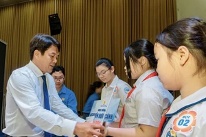 Trao học bổng Nguyễn Đức Cảnh cho 300 con em công nhân, người lao động tại TP.HCM