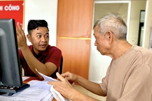 Người cao tuổi vui mừng nhận trợ cấp hưu trí xã hội