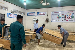 Trường Tiểu học Vĩnh Tân đã thay toàn bộ bàn ghế hư hỏng, xuống cấp