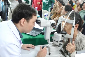 TP.HCM: Hơn 200 người cao tuổi được khám mắt miễn phí