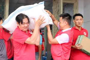 Bốc xếp hơn 20 tấn hàng cứu trợ ở TP.HCM để chuyển đến bà con vùng bão, lũ