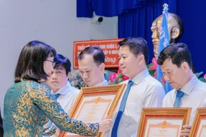 Trường Đại học Sài Gòn đón nhận Huân chương Lao động hạng Nhì