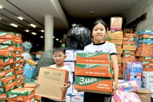 Người dân TP.HCM bật khóc khi gửi nhu yếu phẩm cho bà con vùng mưa lũ