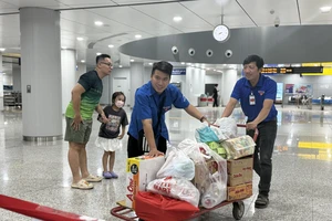 Ga metro thành điểm hẹn sẻ chia với đồng bào vùng mưa lũ