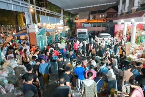 TP.HCM tiếp tục chuyển 90 tấn hàng đến bà con vùng lũ sau 8 giờ tiếp nhận