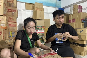 TPHCM: Xuyên đêm gói hàng cứu trợ bà con vùng mưa lũ
