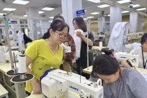 Sinh viên và giảng viên tăng ca may đồng phục gửi học sinh vùng mưa lũ